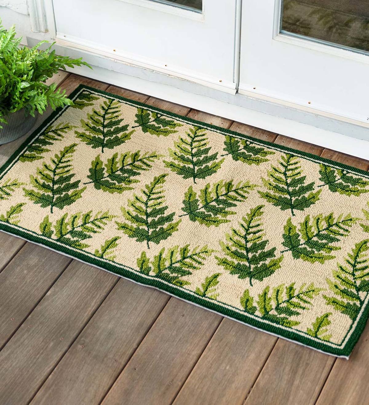 Indoor/Outdoor Fern Hooked Accent Rug