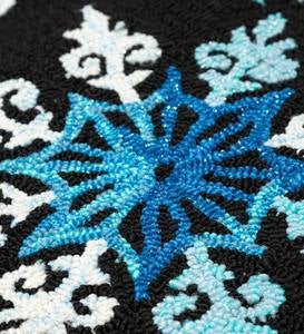 Indoor/Outdoor Hooked Shimmering Snowflake Accent Rug