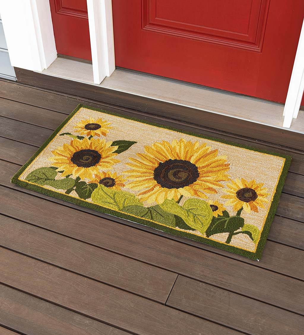 Indoor/Outdoor Sunflower Hooked Polypropylene Accent Rug