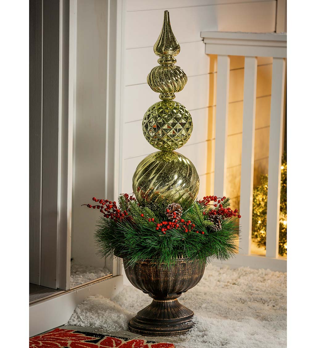 Indoor/Outdoor Shatterproof Lighted Ornament Stake with Wreath in Urn