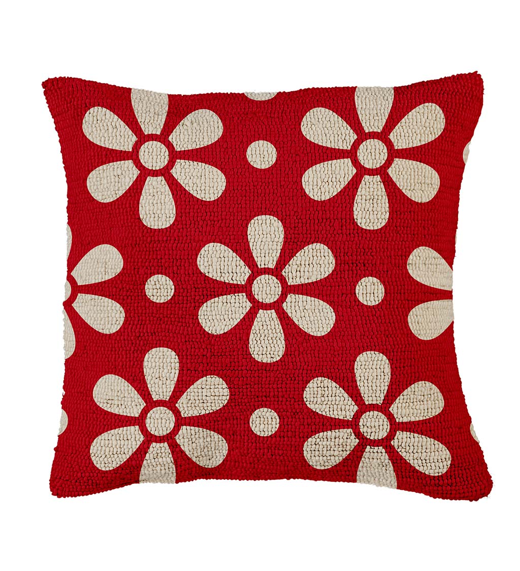 Indoor/Outdoor Hooked Polypropylene Daisy Throw Pillow