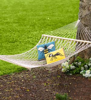 Indoor/Outdoor Busy Bee Hooked Polypropylene Throw Pillow