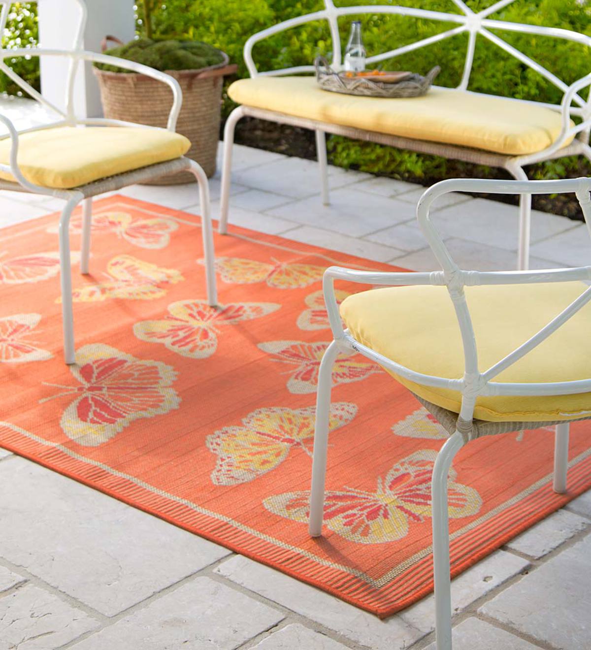 Butterflies Indoor/Outdoor Polypropylene Rug, 7'10”x 9'10”