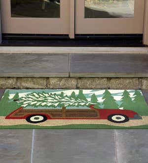 Indoor/Outdoor Synthetic Blend Woody Wagon with Christmas Tree Holiday Rug, 24" x 36"