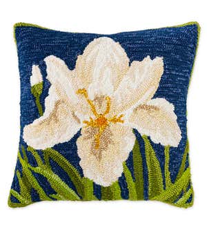 Indoor/Outdoor Iris Hooked Polypropylene Throw Pillow