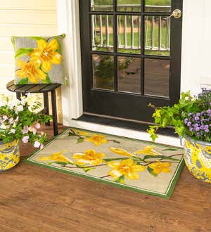 Indoor/Outdoor Yellow Jasmine Hooked Polypropylene Accent Rug