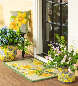 Indoor/Outdoor Yellow Jasmine Hooked Polypropylene Accent Rug