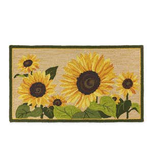 Indoor/Outdoor Sunflower Hooked Polypropylene Accent Rug