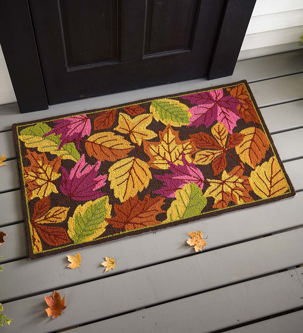 Indoor/Outdoor Scattered Leaves Hooked Polypropylene Accent Rug