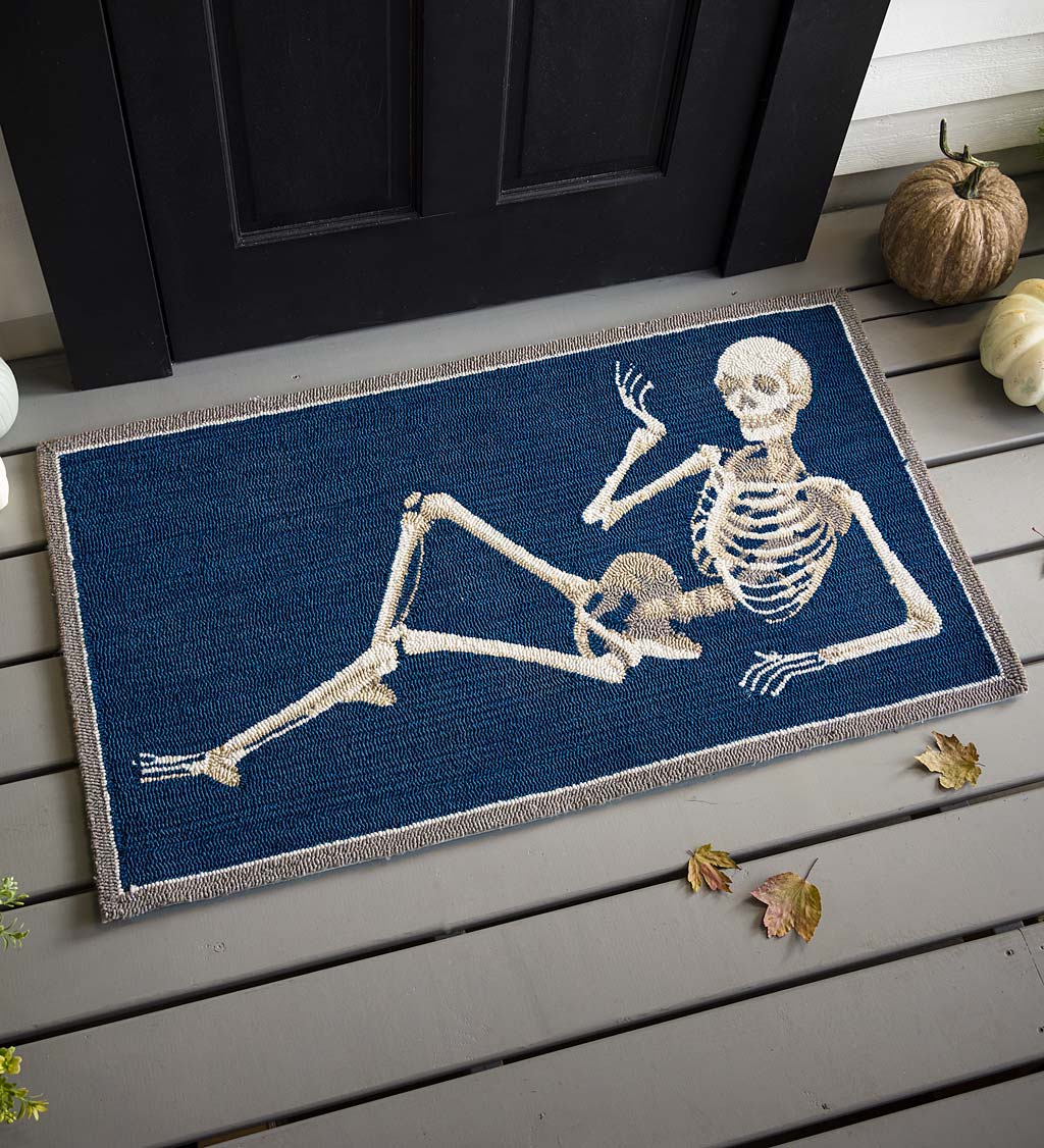 Indoor/Outdoor Halloween Skeleton Hooked Polypropylene Accent Rug