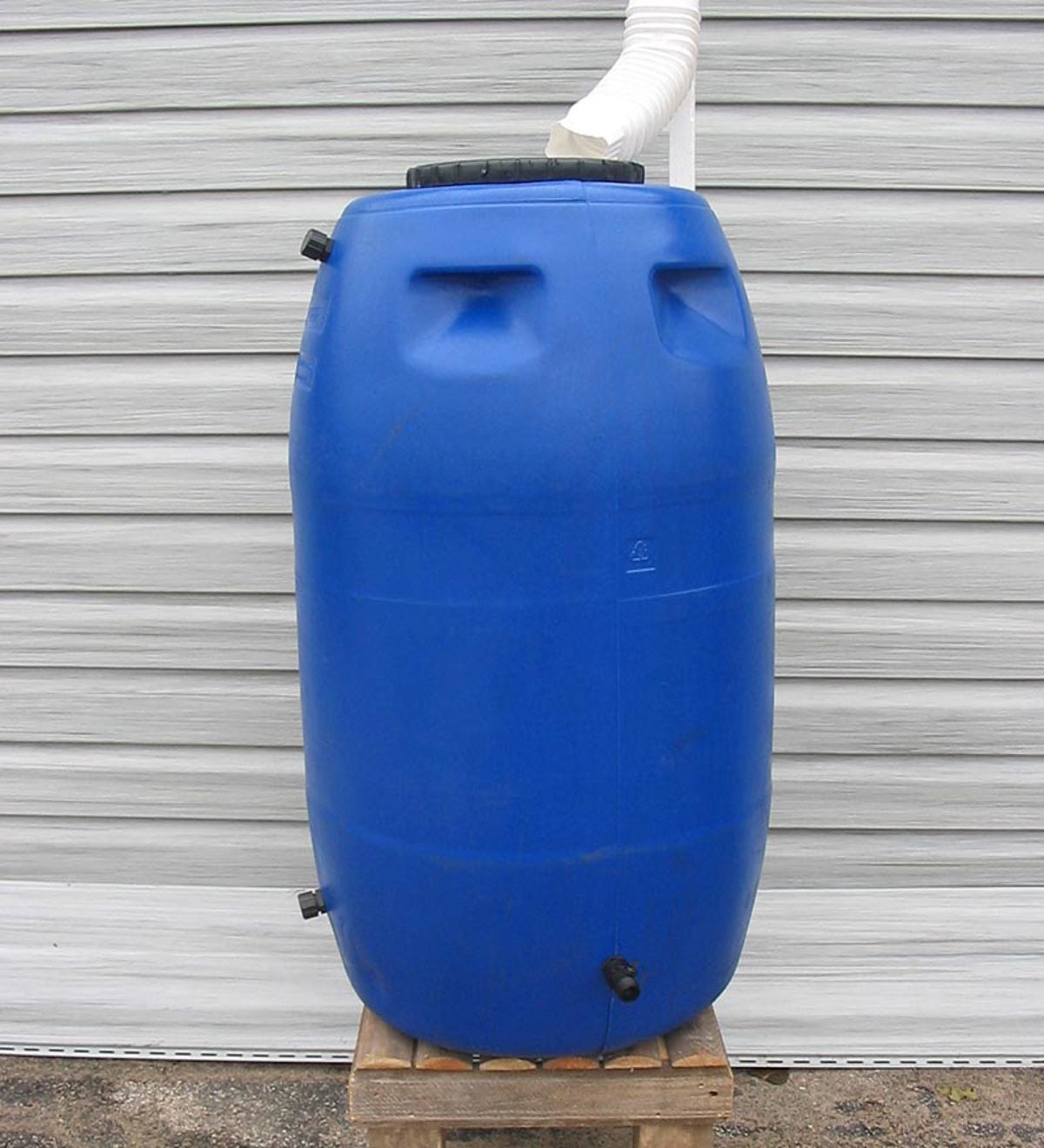 Weather-Resistant Polyethylene Plastic Water-Saving 55-Gallon Rain Barrel
