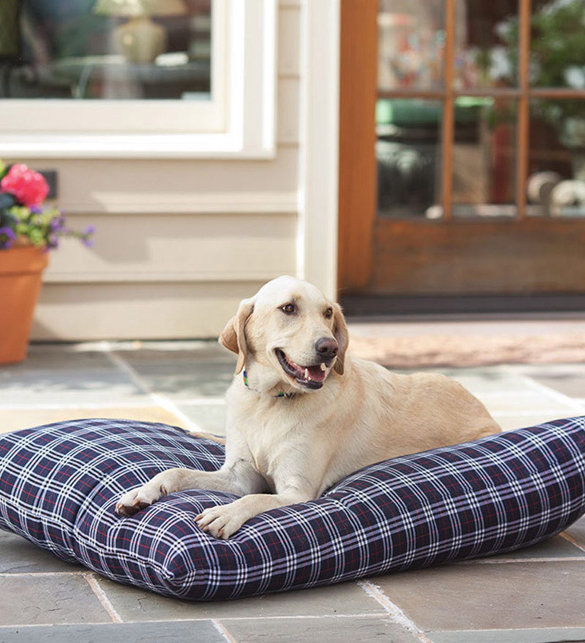 Medium Weatherproof Polyester Indoor/Outdoor Dog Bed