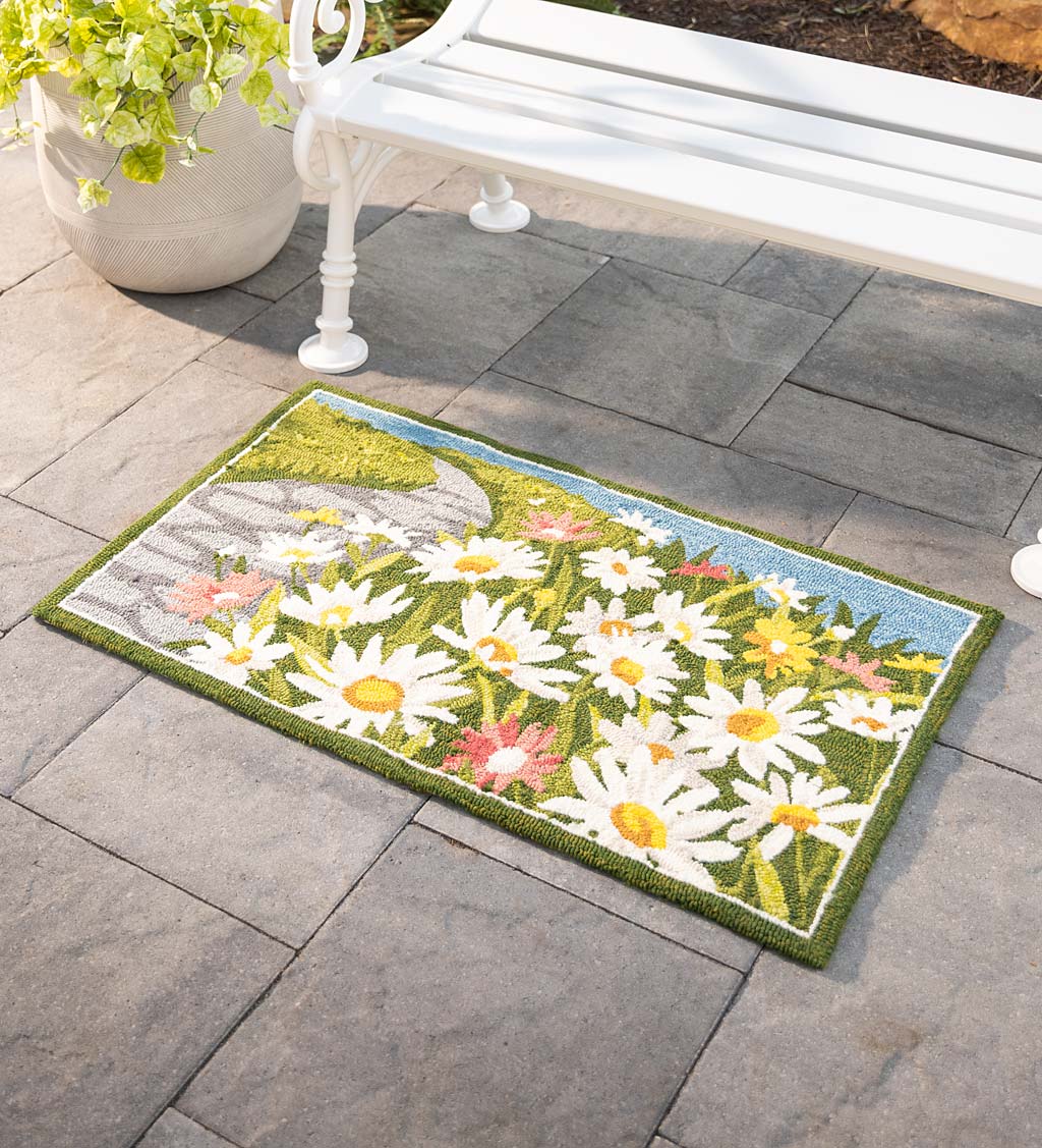 Indoor/Outdoor Daisy Walk Hooked Polypropylene Accent Rug