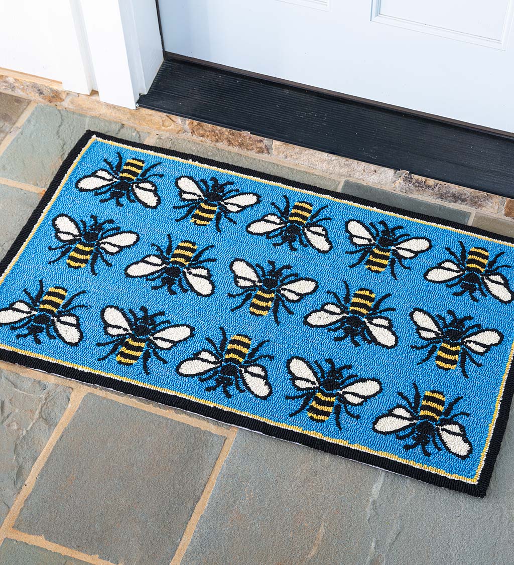 Indoor/Outdoor Busy Bee Hooked Polypropylene Accent Rug