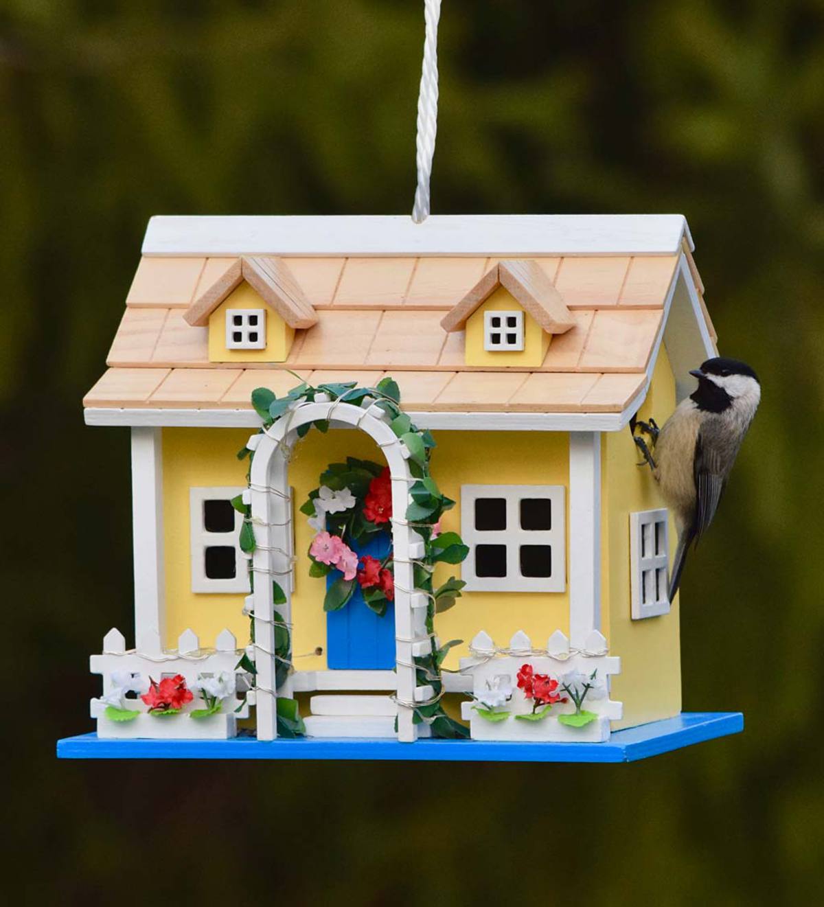 Plow /& Hearth Kingsgate Cottage Lighted Birdhouse and Pole Set White