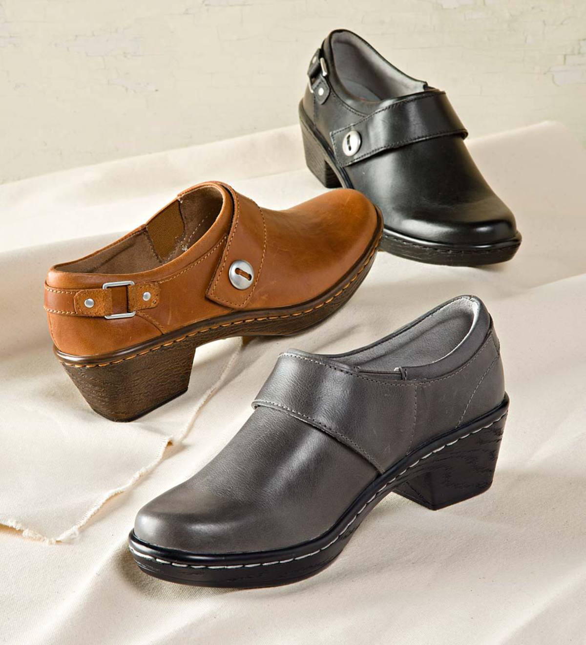 Klogs® Women's Leather Landing Clogs - Black - Size 6 | PlowHearth