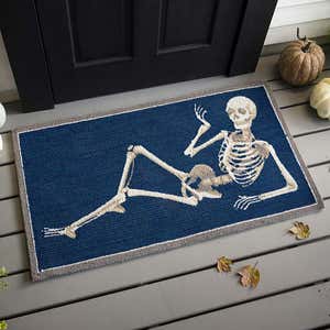 Indoor/Outdoor Halloween Skeleton Hooked Polypropylene Accent Rug