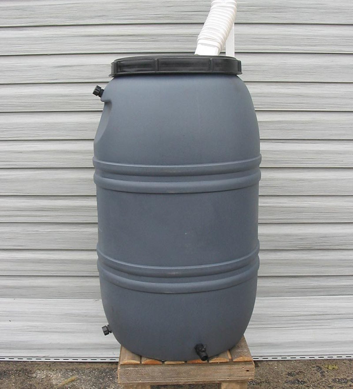 Weather-Resistant Polyethylene Plastic Water-Saving 55-Gallon Rain Barrel